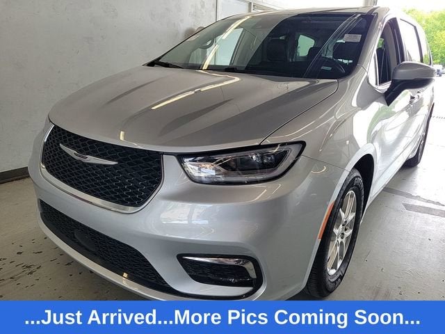 2023 Chrysler Pacifica Touring L's photo